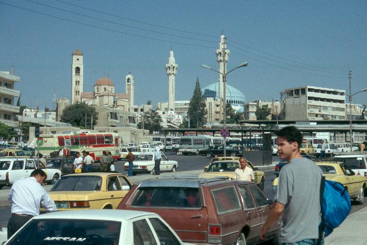Die König Abdullah Moschee hinter dem Busbahnhof